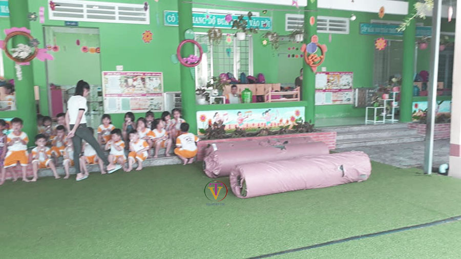 Thiết bị đồ chơi Trí Việt thi công cỏ nhân tạo tại trường mầm non Kiên Giang