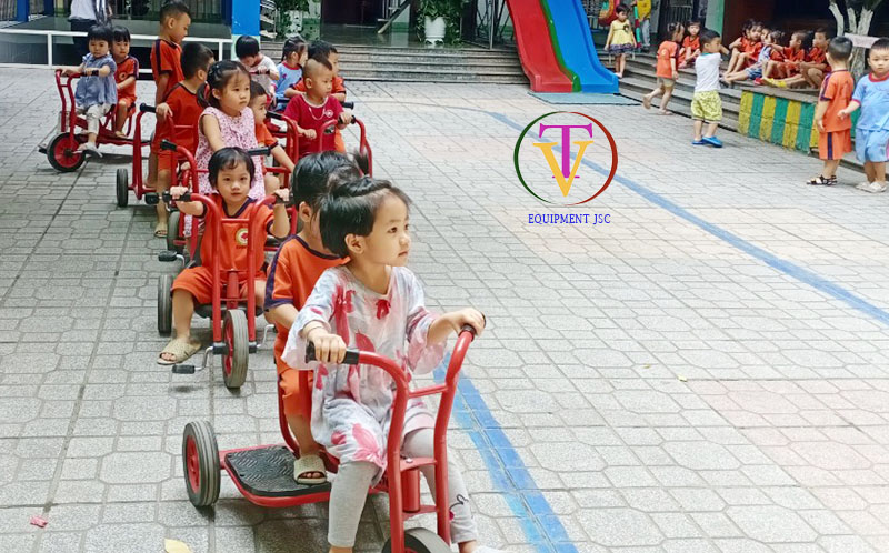 Xe chòi chân cho bé vận động thiết bị đồ chơi Trí Việt